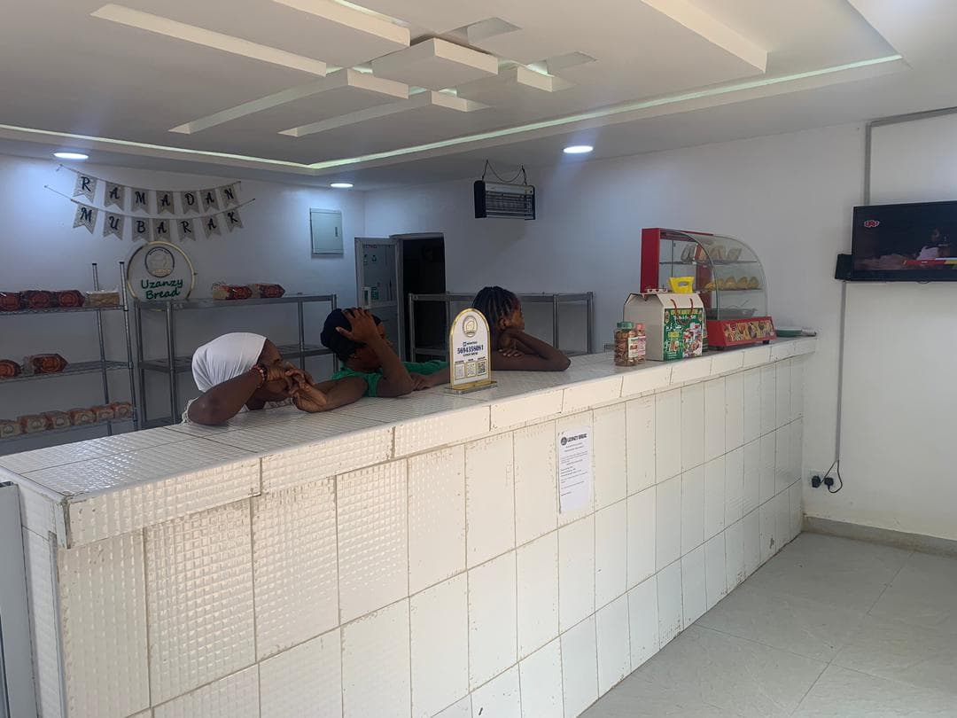 Uzanzy Bread sales counter
